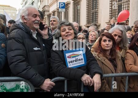 Rom, Italien. Februar 2020. Die Bewegung Sardine demonstrierte auf der Piazza S.S. Apostoli in Rom, um die Aufhebung der Sicherheitsverordnungen zu fordern, die von der vorherigen 5-Sterne-Bewegung der Regierungsliga verabschiedet wurden. (Foto von Leo Claudio De Petris/Pacific Press) Credit: Pacific Press Agency/Alamy Live News Stockfoto