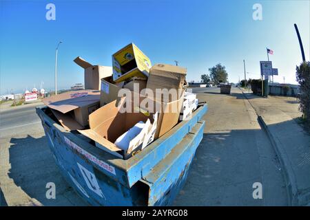 Müll und Dosen und Müllcontainer für die Abholung durch Recycling- und Entsorgungsunternehmen, die zur Deponierung für den Wert von Gegenständen in Dosen gebracht werden sollen Stockfoto
