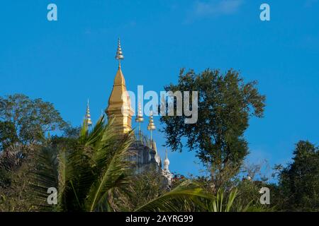 Blick auf den vergoldeten Stupa des Wat Chom Si auf dem Gipfel des Berges Phou Si in Luang Prabang in Zentral-Laos. Stockfoto