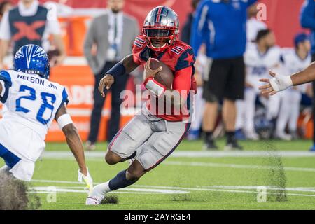 Februar 2020: Houston Roughnecks Quarterback P.J. Walker (11) trägt den Ball während des 2. Viertels eines XFL-Fußballspiels zwischen den St. Louis Battlehawks und den Houston Roughnecks im TDECU Stadium in Houston, TX. Trask Smith/CSM Stockfoto