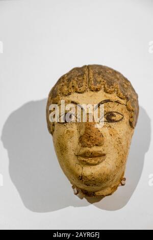 Palatin-Museum, Museo Palatino, Terrakotta-polychromer weiblicher Kopfantefix, 530-520 v. Chr., aus dem Griffin-Haus auf dem Palatin, Rom, Italien Stockfoto