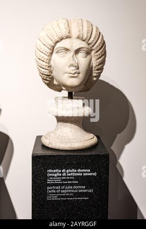 Büste von Julia Domna, Frau von Septimius Severus, Seweran-Zeit (193-211 AD) vom Forum Romanum, Haus der Vestalvirgen, Palatinmuseum, Rom, Stockfoto