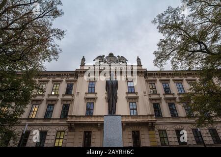 Hauptgebäude der Masarykova Universanzita oder der Masaryk-Universität in Brno, Tschechien, mit einer Statue von Tomas Garrigue Masaryk, die in den 1930er Jahren eingeweiht wurde. Das Stockfoto