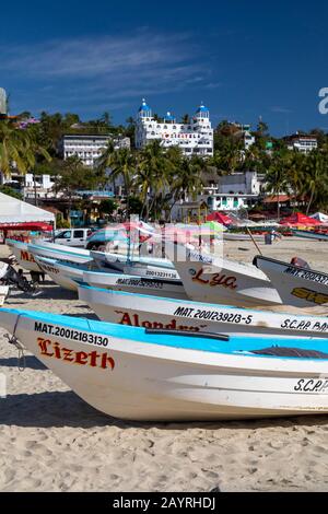 Puerto Escondido, Oaxaca, Mexiko - Fischerboote am Playa Principal oder Hauptstrand am Pazifischen Ozean. Stockfoto