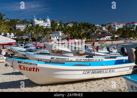 Puerto Escondido, Oaxaca, Mexiko - Fischerboote am Playa Principal oder Hauptstrand am Pazifischen Ozean. Stockfoto