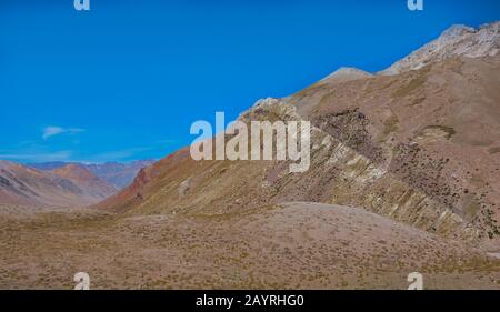 Schöner bergiger und arider Hintergrund mit Kopierraum. Dieses Bild wurde im Acconcagua-Nationalpark aus Mendoza, Argentinien aufgenommen. Stockfoto