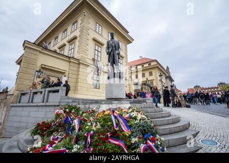 Prag - TSCHECHIEN - 2. NOVEMBER 2019: Tomas Garrigue Masaryk-Statue auf dem Hradcany Platz in Prag. Masaryk ist ein tschechischer Politiker, Gründer und Präsident Stockfoto