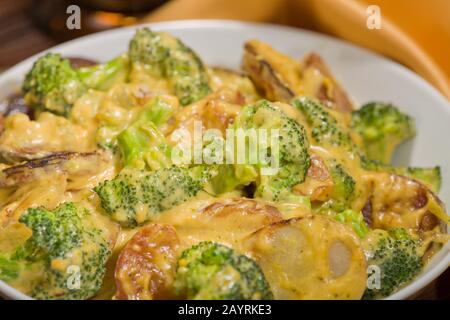 Schüssel mit Broccoli-Kartoffel-Parmesan bereit zum servieren Stockfoto