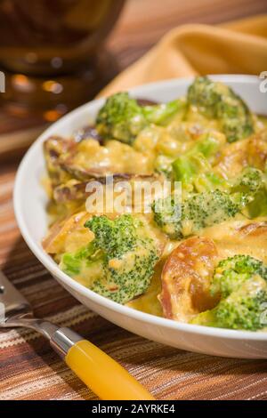 Schüssel mit Broccoli-Kartoffel-Parmesan bereit zum servieren Stockfoto