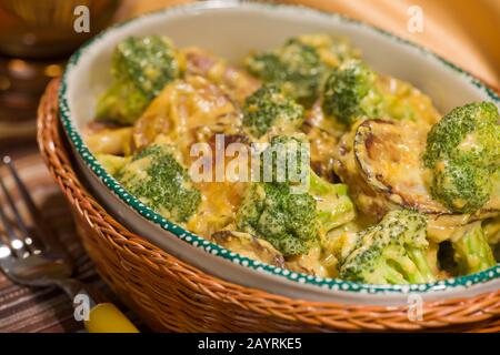 Schüssel mit Broccoli-Kartoffel-Parmesan bereit zum servieren Stockfoto