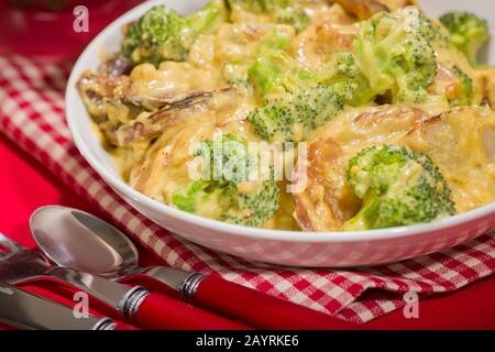 Schüssel mit Broccoli-Kartoffel-Parmesan bereit zum servieren Stockfoto