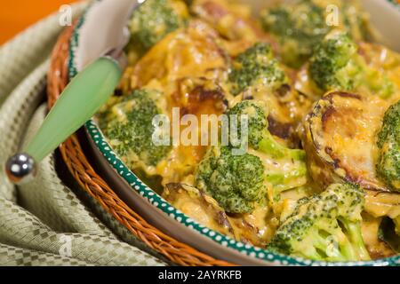 Schüssel mit Broccoli-Kartoffel-Parmesan bereit zum servieren Stockfoto