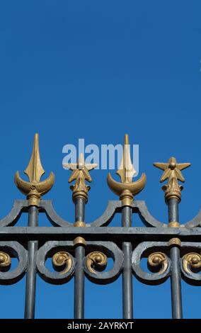 Mendoza, ARGENTINIEN - 16. NOVEMBER 2019: Nahaufnahme der Verzierungen in den Toren des General San Martín Park in Mendoza, Argentinien. Diese in 1907 gebauten i Stockfoto