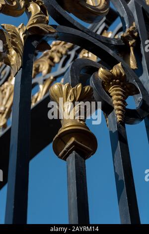 Mendoza, ARGENTINIEN - 16. NOVEMBER 2019: Nahaufnahme der Verzierungen in den Toren des General San Martín Park in Mendoza, Argentinien. Diese in 1907 gebauten i Stockfoto