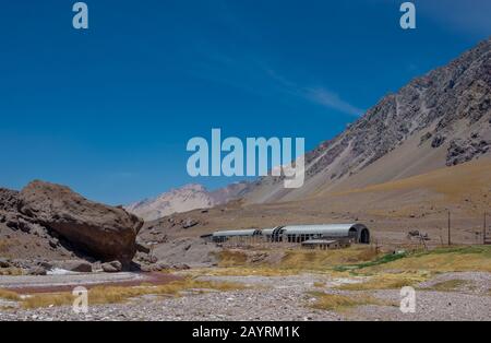 MENDOZA, ARGENTINIEN - 17. NOVEMBER 2019: Verlassene Transandine Railway Tierheim in Mendoza, Argentinien. Stockfoto