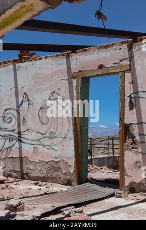 La CUEVAS, MENDOZA, ARGENTINIEN - 17. NOVEMBER 2019: Teil einer stillgelegten Station der Transandine Railway in Las Cuevas, Mendoza, Argentinien. Tra Stockfoto