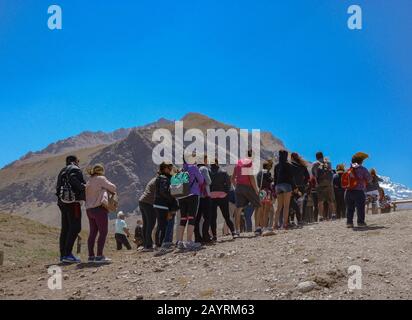 Mendoza, ARGENTINIEN - 17. NOVEMBER 2019: Touristen warten auf ein selfie-foto im Aconcagua-Nationalpark in Mendoza, Argentinien Stockfoto