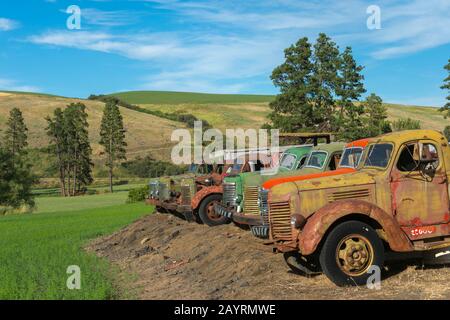 Alte Landmaschinen auf einer Farm im Whitman County in der Palouse, Washington State, USA. Stockfoto