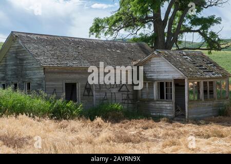 Verlassenes altes Gehöft zerfällt langsam in der Nähe von Pullman im Whitman County in der Palouse, Washington State, USA. Stockfoto