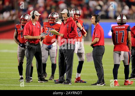 Houston, Texas, USA. Februar 2020. Houston Roughnecks Cheftrainer June Jones (Center) während eines Timeouts gegen die St. Louis Battlehawks während des vierten Viertels des regulären Saisonspiels der XFL im TDECU Stadium in Houston, TX am 16. Februar 2020. Kredit: Erik Williams/ZUMA Wire/Alamy Live News Stockfoto