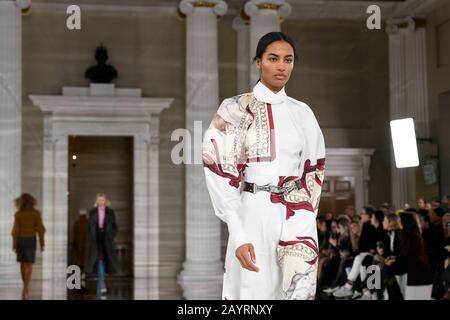 London, Großbritannien. Februar 2020. Victoria Beckham AW20 Runway während der London Fashion Week Februar 2020 - London, Großbritannien 16/02/2020 Credit: Dpa/Alamy Live News Stockfoto