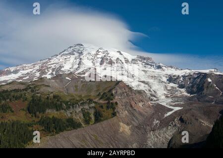 Blick vom Nisqually Vista Trail des Mount Rainier mit dem Nisqually-Gletscher in Mt. Rainier National Park im US-Bundesstaat Washington. Stockfoto