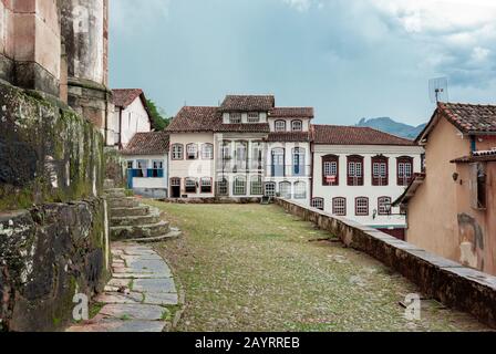 Ouro PRETO, MINAS GERAIS, BRASILIEN - 22. DEZEMBER 2019: Häuser im Kolonialstil in Largo do Rosario, Ouro Preto - Brasilien. Ouro Preto wurde eine Welt entworfen Stockfoto