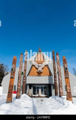 Geschnitzte Ainu-Holzpfosten vor dem Ainu-Leistungszentrum in Ainu Kotan, einem kleinen Ainu-Dorf in Akankohan im Akan-Nationalpark, Hokk Stockfoto