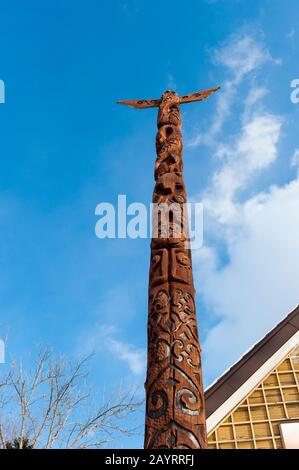 Blick auf einen geschnitzten Ainu-Holzpfahl im Ainu-Leistungszentrum in Ainu Kotan, einem kleinen Dorf in Ainu in Akankohan im Akan-Nationalpark, Hokk Stockfoto