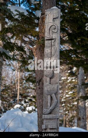 Blick auf einen geschnitzten Holzpfosten aus Ainu Kotan, das ist ein kleines Dorf aus Ainu in Akankohan im Akan-Nationalpark, Hokkaido, Japan. Stockfoto