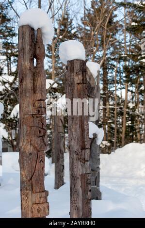 Blick auf einen geschnitzten Holzpfosten aus Ainu Kotan, einem kleinen Dorf aus Ainu in Akankohan im Akan-Nationalpark, Hokkaido, Japan. Stockfoto