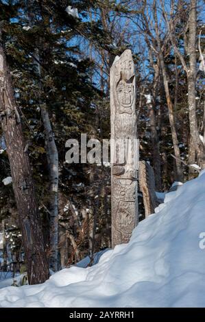 Blick auf einen geschnitzten Holzpfosten aus Ainu Kotan, das ist ein kleines Dorf aus Ainu in Akankohan im Akan-Nationalpark, Hokkaido, Japan. Stockfoto