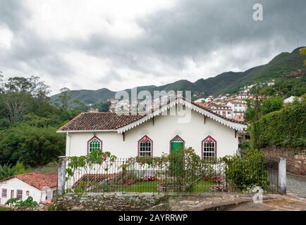 Ouro PRETO, MINAS GERAIS, BRASILIEN - 22. DEZEMBER 2019: Fassade eines Hauses im Kolonialstil in Ouro Preto, Minas Gerais - Brasilien. Ouro Preto wurde entworfen Stockfoto