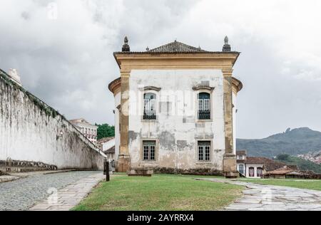 Ouro PRETO, MINAS GERAIS, BRASILIEN - 22. DEZEMBER 2019: Blick auf den Hinterhof der katholischen Kirche mit dem Namen "Igreja Nossa Senhora do Rosario dos Homens Pretos" gefunden Stockfoto