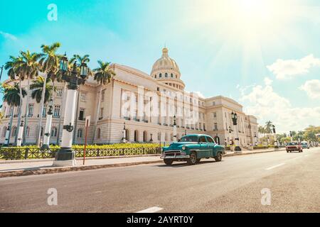 Ein alter amerikanischer Retro-Wagen fährt auf einer Asphaltstraße vor dem Kapitol im alten Havanna. Touristentaxi: Paseo del prado, de Mart Stockfoto