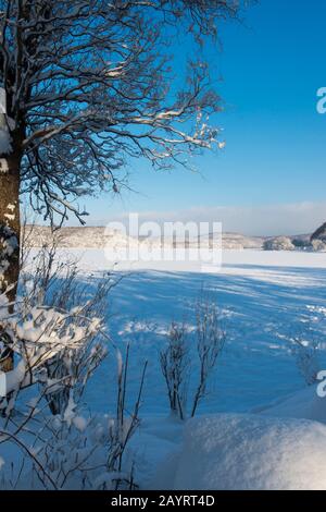 Blick auf den gefrorenen Abashiriko-See und den schneebedeckten Wald in der Nähe von Abashiri, einer Stadt auf der Insel Hokkaido, Japan. Stockfoto