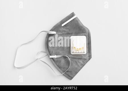 Virenschutzmaske mit Beatmungsventil. Stockfoto