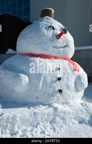 Ein Schneemann vor dem Abashiri Okhotsk Ryuhyo Museum (Drift Ice Museum) auf dem Berg Tento in Abashiri, einer Stadt auf der Insel Hokkaido, Japan. Stockfoto