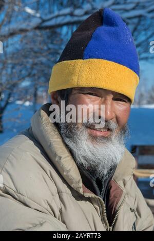 Porträt eines japanischen Mannes, der Pferdeschlittenfahrten im Abashiri Okhotsk Ryuhyo Museum (Drift Ice Museum) auf dem Berg Tento in Abashiri, einer Stadt auf Ho, anbietet Stockfoto