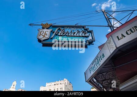 November 2019 in Havanna, Kuba: Das historische Floridita-Restaurant in Havanna. Das Geburtshaus von Daiquiri, ein berühmter kubanischer Cocktail, El Floridita war eine FA Stockfoto