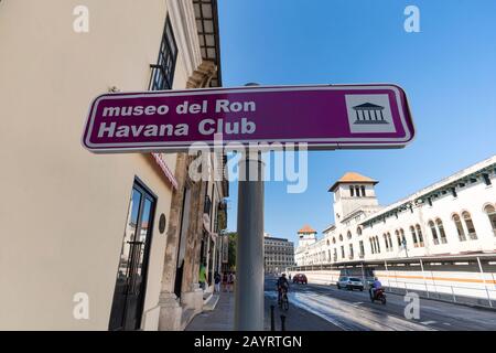 November 2019, Havanna, Kuba: Schild des Havanna Club Museums. Hersteller des berühmten kubanischen Rummuseums zeigen die Geschichte der Marke mit einem Laden des c Stockfoto