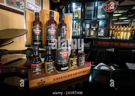 November 2019, Havanna, Kuba: Verschiedene Arten kubanischen Rums an der Bar, dem Museum für Rum. Internationale Rum-Marke. Authentischer kubanischer Rum pro Stockfoto