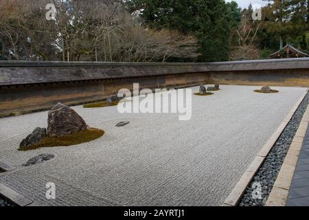 Der kare-sansui (trockene Landschaft) Zen-Felsengarten am Ryoan-JI Tempel in Kyoto, Japan. Stockfoto