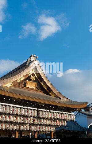 Papierlaternen auf dem Yasaka-Schrein, der ein Shinto-Schrein im Gion District in Kyoto, Japan ist. Stockfoto