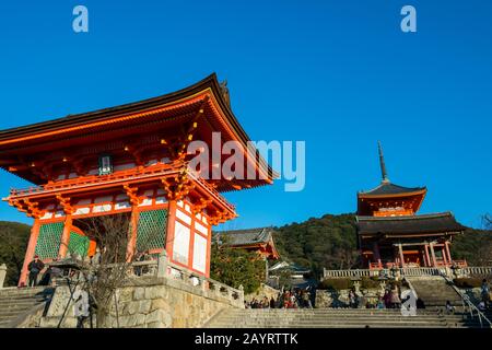 Das Nio-mon-Tor des Kiyomizu-deraTemple (UNESCO-Weltkulturerbe) in Kyoto, Japan, wurde Ende des 15. Jahrhunderts umgebaut. Stockfoto