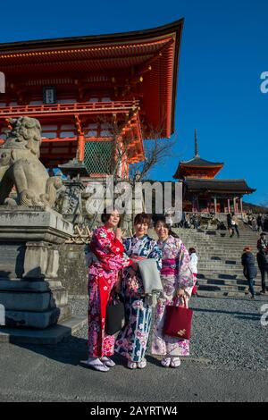 Junge Frauen in Kimonos posieren im Kiyomizu-deraTemple (UNESCO-Weltkulturerbe) in Kyoto, Japan. Stockfoto