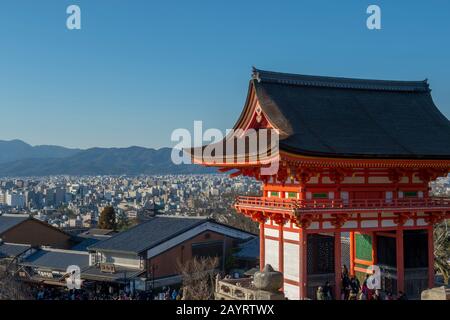 Der Blick auf das Nio-mon-Tor des Kiyomizu-deraTemple (UNESCO-Weltkulturerbe) in Kyoto, Japan, wurde Ende des 15. Jahrhunderts umgebaut. Stockfoto