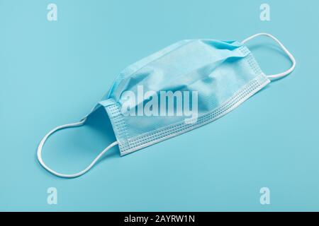 Medizinische Maske auf blauem Hintergrund. Stockfoto