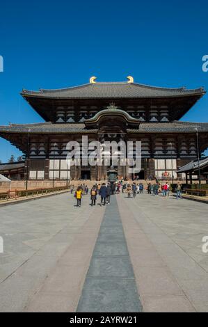 Blick auf die Große Buddha-Halle (Daibutsuden) des Todai-JI-Tempels (östlicher Großer Tempel), der ein buddhistischer Tempelkomplex und UNESCO-Weltheritag ist Stockfoto