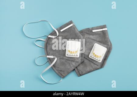 Virenschutzmaske mit Beatmungsventil. Stockfoto